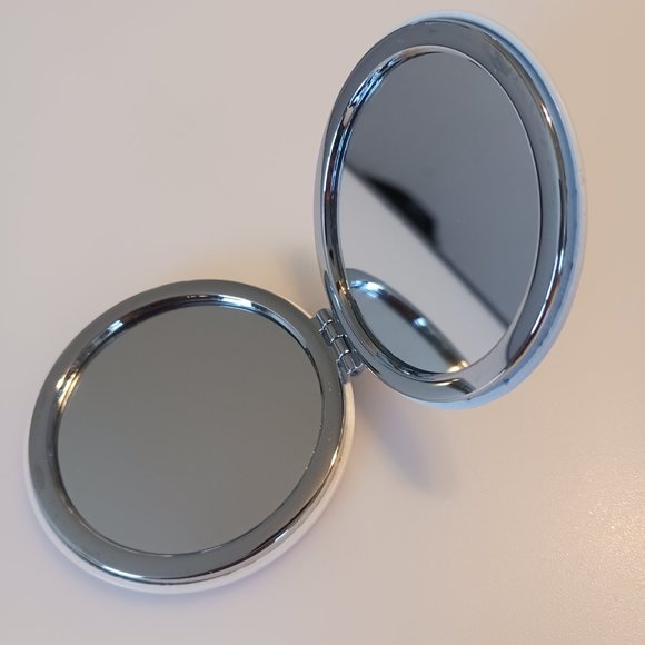 Compact pocket mirror - Picture 4 of 5